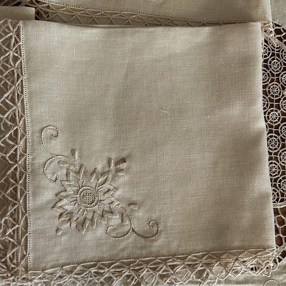 Vintage Tan Crochet and Cotton Rectangular Table Cloth with 12 napkins - Picture 13 of 17